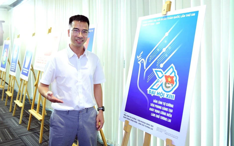 Người gửi 30 tác phẩm thi sáng tác tranh về Đại hội Đoàn đã đoạt giải nhất Người gửi 30 tác phẩm thi sáng tác tranh về Đại hội Đoàn đã đoạt giải nhất