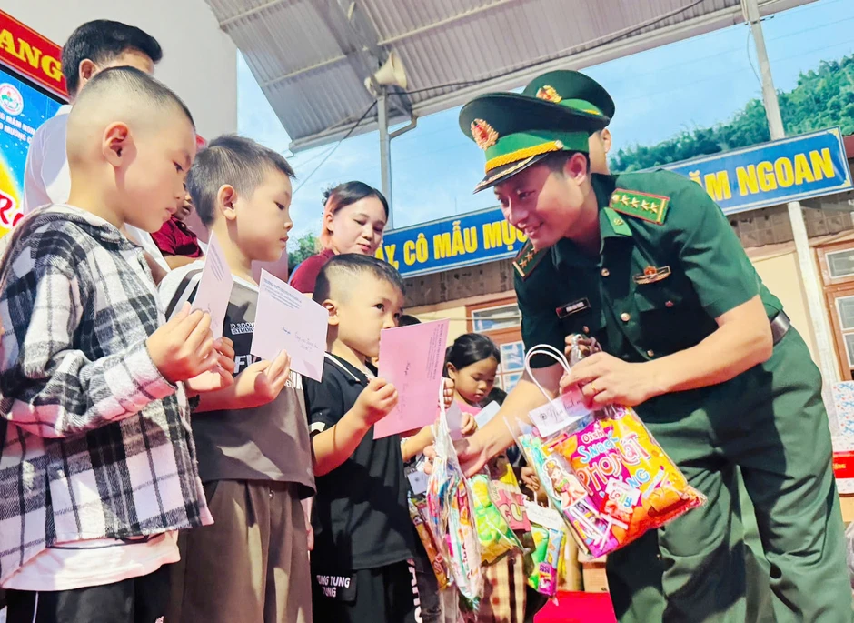 Người lính Biên phòng kết nối Trung thu yêu thương nơi biên cương Tổ quốc Người lính Biên phòng kết nối Trung thu yêu thương nơi biên cương Tổ quốc