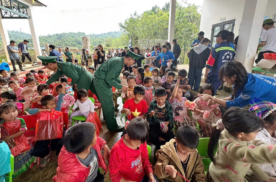 Người lính Biên phòng kết nối Trung thu yêu thương nơi biên cương Tổ quốc Người lính Biên phòng kết nối Trung thu yêu thương nơi biên cương Tổ quốc