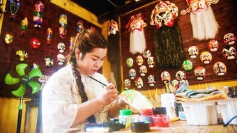 Người thổi hồn vào mặt nạ tuồng