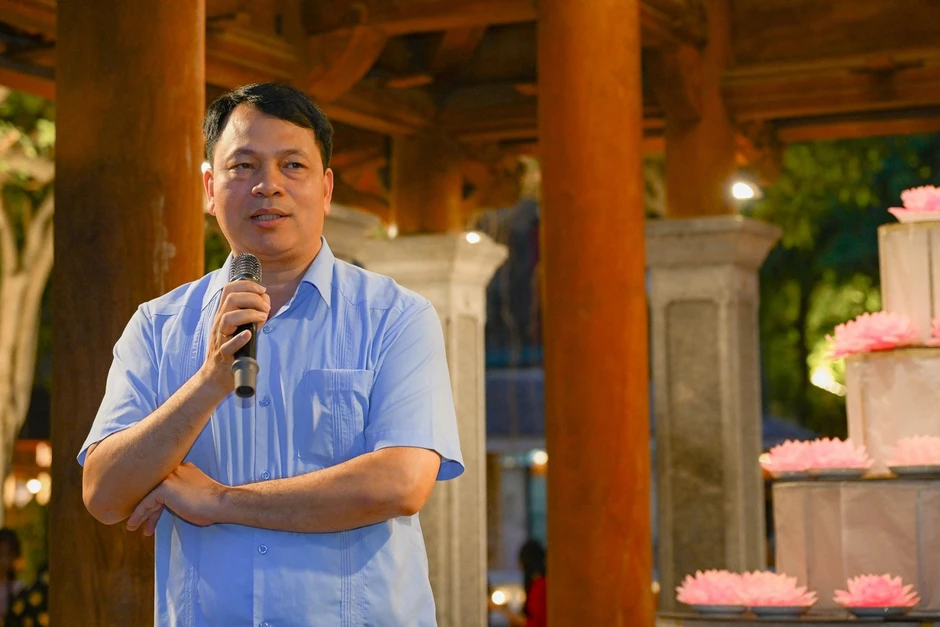 Người trẻ hào hứng thả hoa đăng Hồ Văn - Văn Miếu