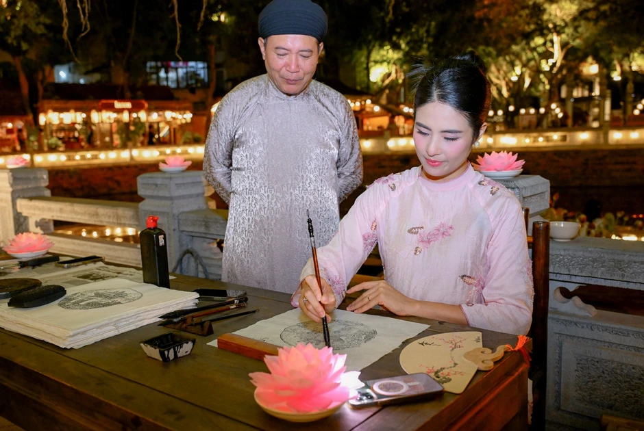 Người trẻ hào hứng thả hoa đăng Hồ Văn - Văn Miếu