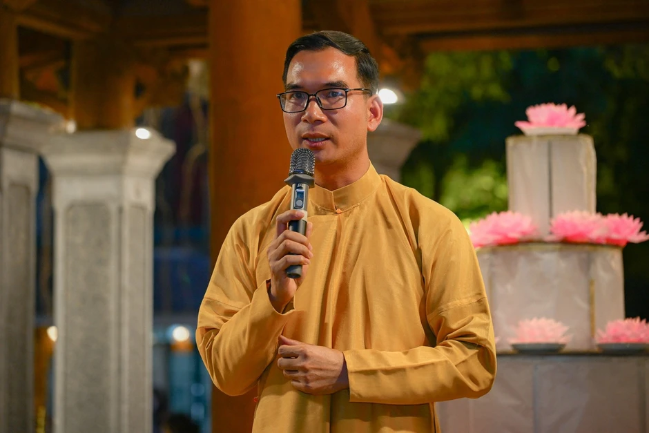 Người trẻ hào hứng thả hoa đăng Hồ Văn - Văn Miếu