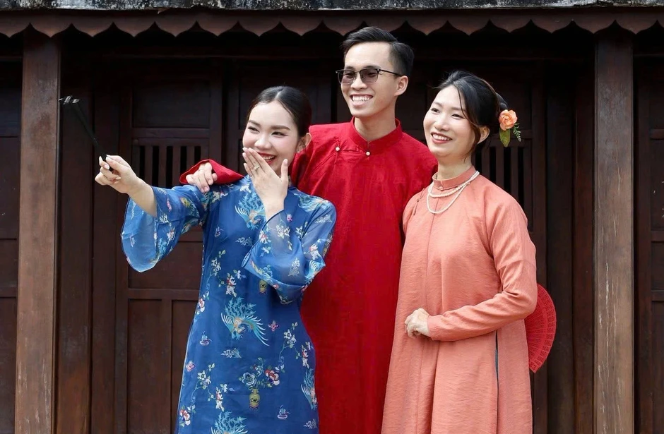 Người trẻ tìm thấy niềm vui từ áo dài Người trẻ tìm thấy niềm vui từ áo dài