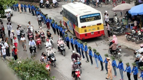 Người từng làm 'hàng rào sống' Tiếp sức mùa thi và 13 năm hát 1 bài
