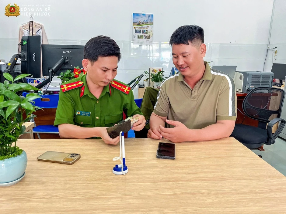 Nhặt được ví tiền chị bán cơm đi trả lại ngay: 'Vì có phải của mình đâu'
