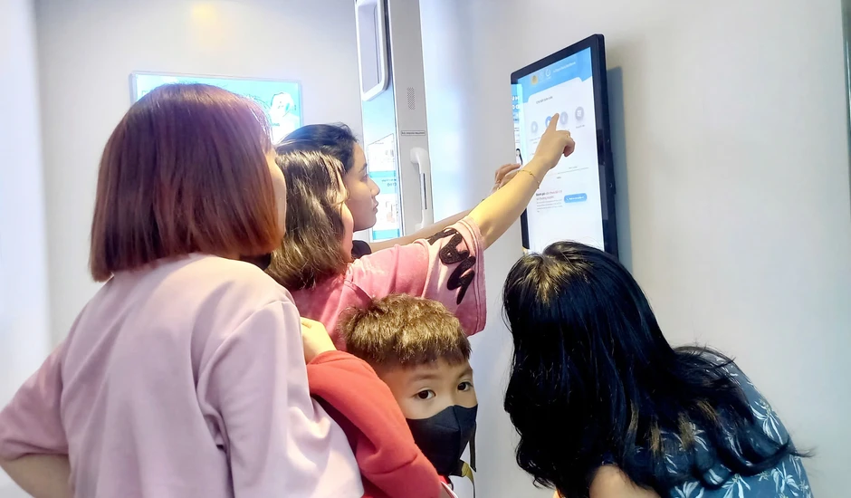 Nhiều người kiên nhẫn xếp hàng chờ đợi để trải nghiệm Trạm Công dân số Nhiều người kiên nhẫn xếp hàng chờ đợi để trải nghiệm Trạm Công dân số