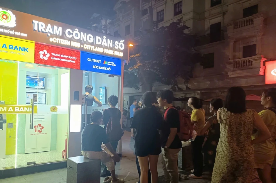 Nhiều người kiên nhẫn xếp hàng chờ đợi để trải nghiệm Trạm Công dân số Nhiều người kiên nhẫn xếp hàng chờ đợi để trải nghiệm Trạm Công dân số