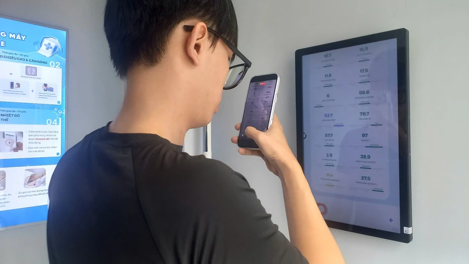 Nhiều người kiên nhẫn xếp hàng chờ đợi để trải nghiệm Trạm Công dân số Nhiều người kiên nhẫn xếp hàng chờ đợi để trải nghiệm Trạm Công dân số