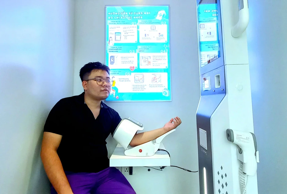 Nhiều người kiên nhẫn xếp hàng chờ đợi để trải nghiệm Trạm Công dân số Nhiều người kiên nhẫn xếp hàng chờ đợi để trải nghiệm Trạm Công dân số