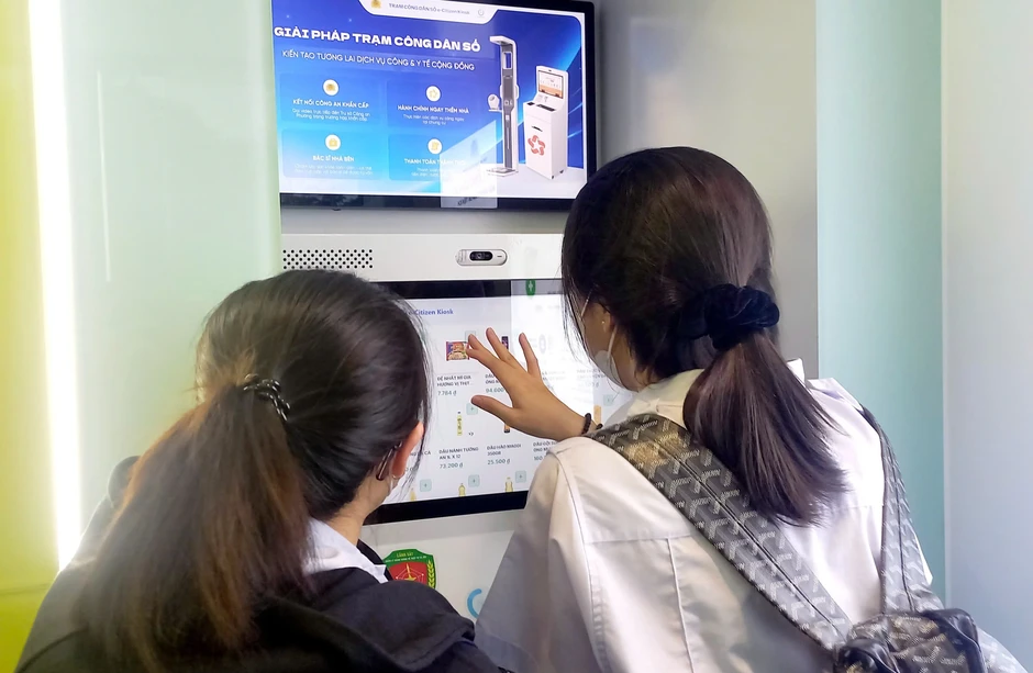 Nhiều người kiên nhẫn xếp hàng chờ đợi để trải nghiệm Trạm Công dân số Nhiều người kiên nhẫn xếp hàng chờ đợi để trải nghiệm Trạm Công dân số
