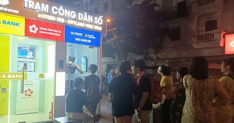 Nhiều người kiên nhẫn xếp hàng chờ đợi để trải nghiệm Trạm Công dân số