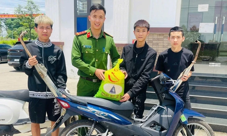 Nhiều quái xế ở Bắc Ninh nộp pô độ, nhận gạo thơm từ công an xã Nhiều quái xế ở Bắc Ninh nộp pô độ, nhận gạo thơm từ công an xã