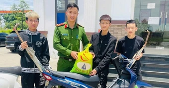 Nhiều quái xế ở Bắc Ninh nộp pô độ, nhận gạo thơm từ công an xã