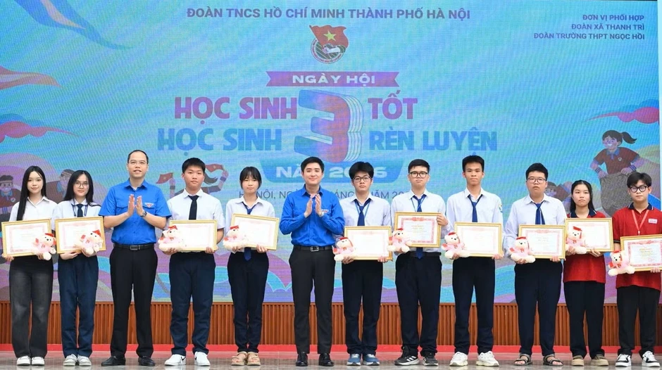 Nhiều tấm gương học sinh tiêu biểu đã được tuyên dương Nhiều tấm gương học sinh tiêu biểu đã được tuyên dương