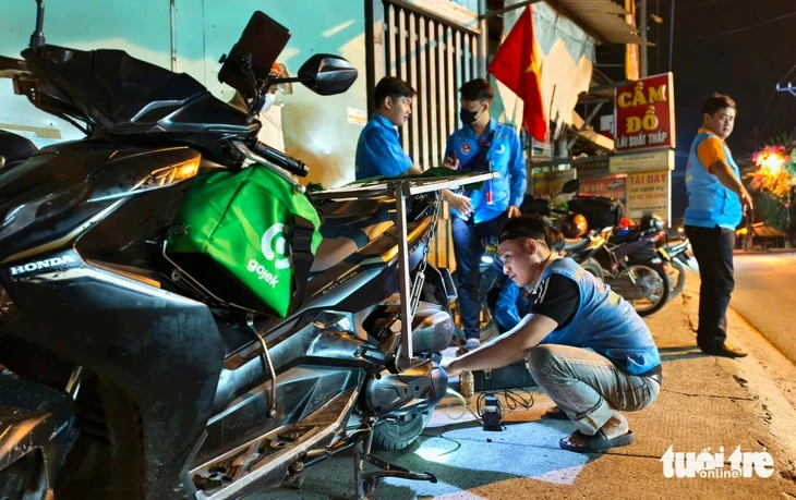 Nhóm thanh niên ở Bà Điểm sửa xe miễn phí giúp người đi đường lúc đêm khuya Nhóm thanh niên ở Bà Điểm sửa xe miễn phí giúp người đi đường lúc đêm khuya
