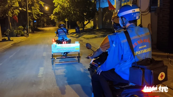 Nhóm thanh niên ở Bà Điểm sửa xe miễn phí giúp người đi đường lúc đêm khuya Nhóm thanh niên ở Bà Điểm sửa xe miễn phí giúp người đi đường lúc đêm khuya