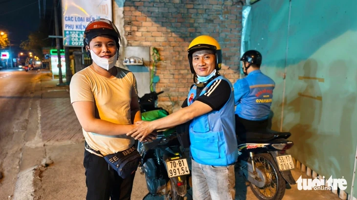 Nhóm thanh niên ở Bà Điểm sửa xe miễn phí giúp người đi đường lúc đêm khuya Nhóm thanh niên ở Bà Điểm sửa xe miễn phí giúp người đi đường lúc đêm khuya