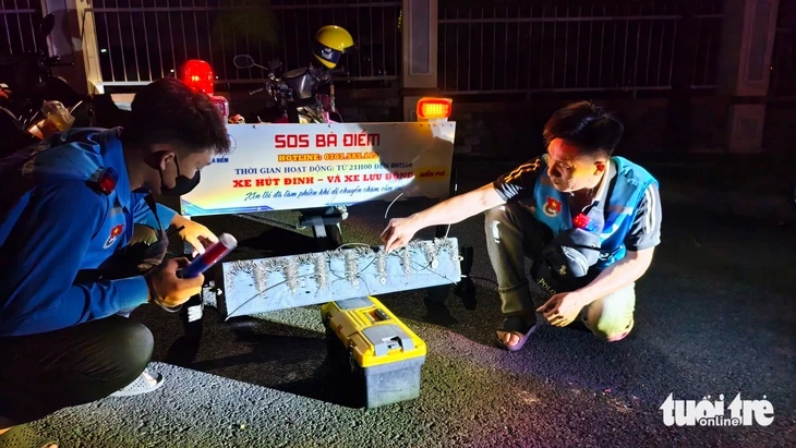 Nhóm thanh niên ở Bà Điểm sửa xe miễn phí giúp người đi đường lúc đêm khuya Nhóm thanh niên ở Bà Điểm sửa xe miễn phí giúp người đi đường lúc đêm khuya