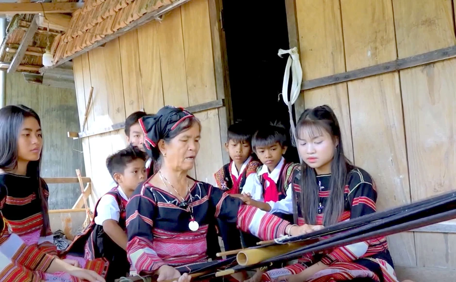 Những 'đại sứ nhí' kể chuyện làng bằng video sáng tạo Những 'đại sứ nhí' kể chuyện làng bằng video sáng tạo