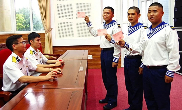 Những lá phiếu sớm giữa trùng khơi Những lá phiếu sớm giữa trùng khơi