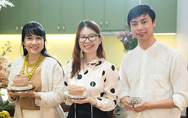 Những người phụ nữ nương nhau giữa ngàn mây Những người phụ nữ nương nhau giữa ngàn mây