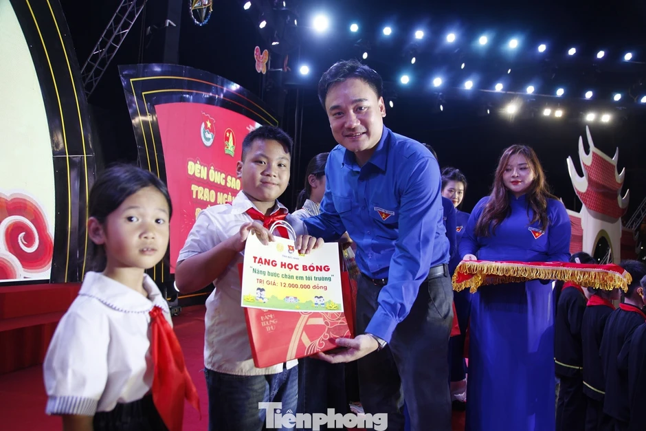 Những suất học bổng thắp sáng ước mơ đến trường Những suất học bổng thắp sáng ước mơ đến trường