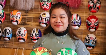 Niềm đam mê mặt nạ hát bội