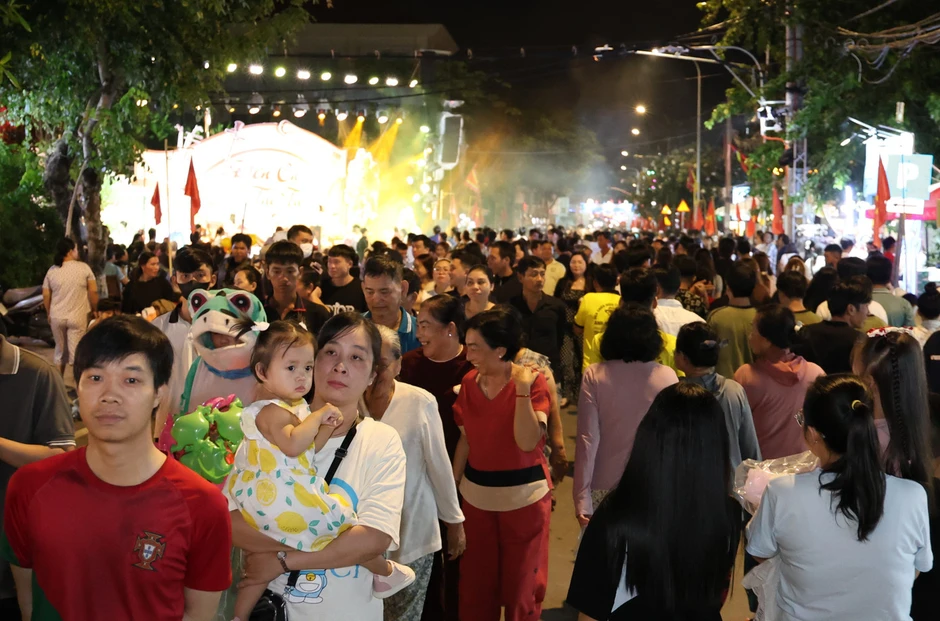 Nô nức rước đèn ông sao, ngắm pháo hoa đêm Trung thu ở xã biển Cần Giờ Nô nức rước đèn ông sao, ngắm pháo hoa đêm Trung thu ở xã biển Cần Giờ