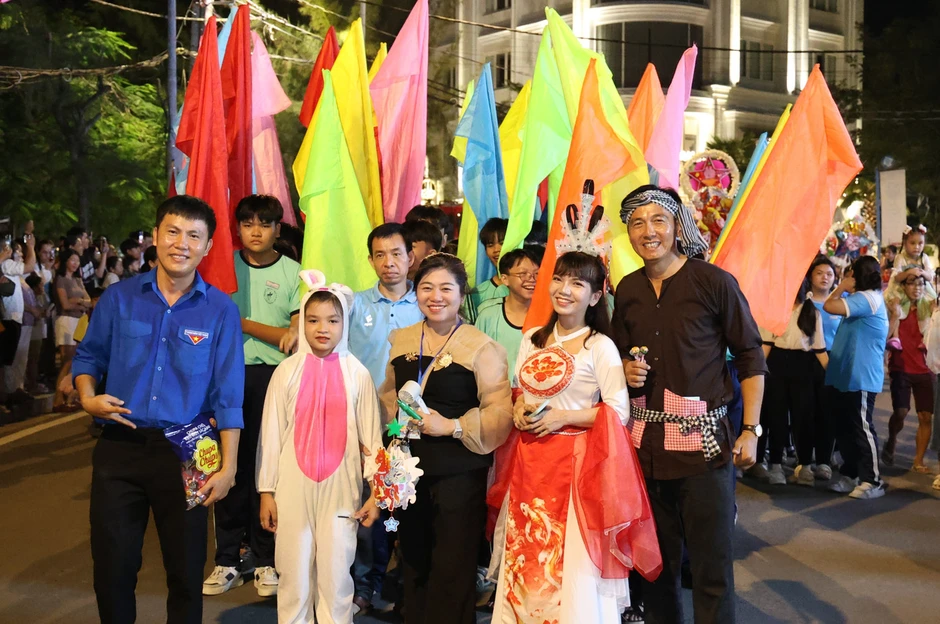 Nô nức rước đèn ông sao, ngắm pháo hoa đêm Trung thu ở xã biển Cần Giờ Nô nức rước đèn ông sao, ngắm pháo hoa đêm Trung thu ở xã biển Cần Giờ
