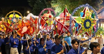 Nô nức rước đèn ông sao, ngắm pháo hoa đêm Trung thu ở xã biển Cần Giờ