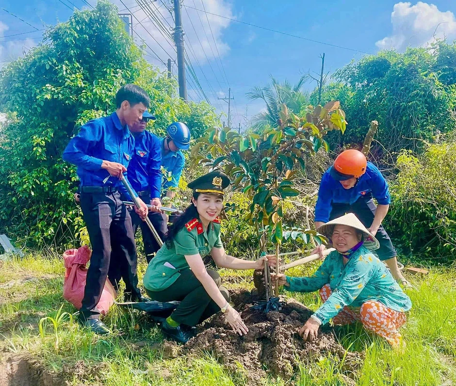 Nữ cảnh sát Cà Mau gây 'sốt' với loạt sản phẩm truyền thông hơn 100 triệu view