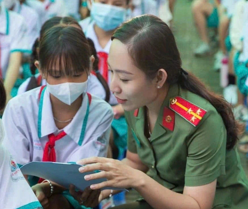 Nữ công an Cà Mau gây 'sốt' với loạt sản phẩm truyền thông hơn 100 triệu view Nữ công an Cà Mau gây 'sốt' với loạt sản phẩm truyền thông hơn 100 triệu view