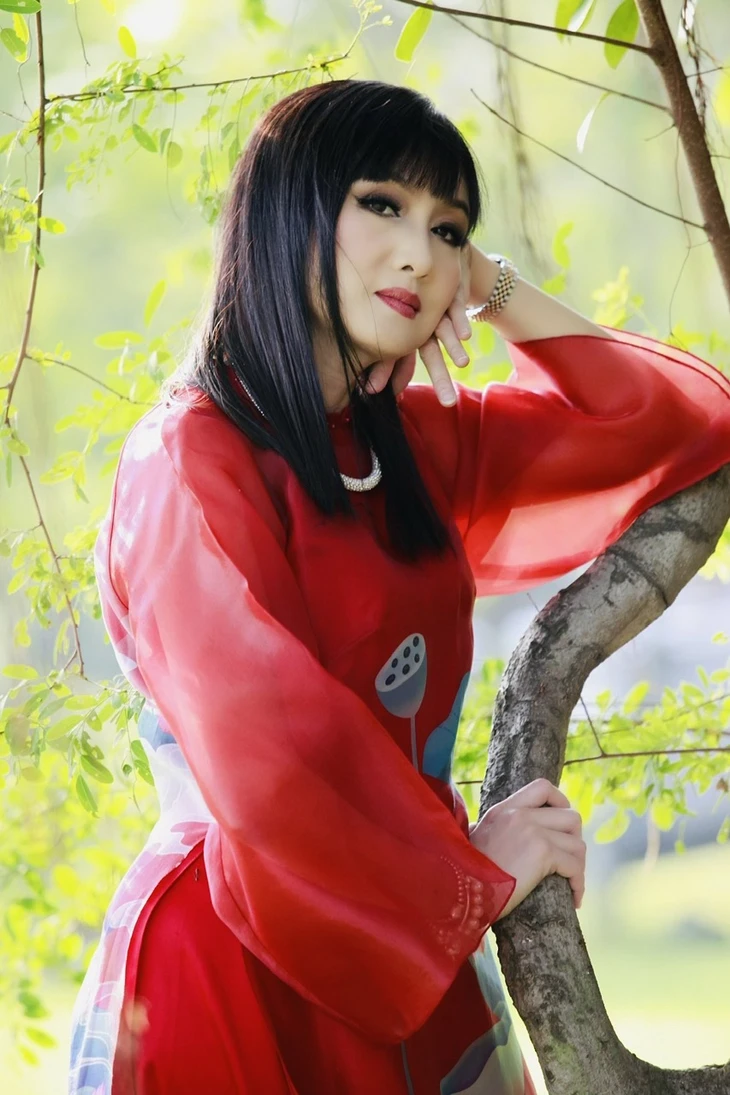 'Nữ hoàng ảnh lịch' một thời chia sẻ về những biến cố và câu chuyện hạnh phúc lúc sắp U70