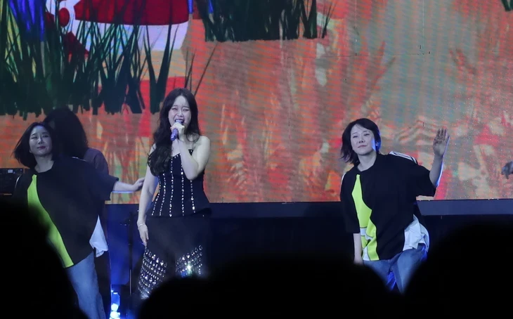 'Nữ hoàng nhạc phim' Baek Ji Young bắn nốt cao, xúc động trước tình cảm khán giả Việt