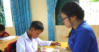 Nữ sinh 5 tốt biến ngoại ngữ thành cầu nối hội nhập