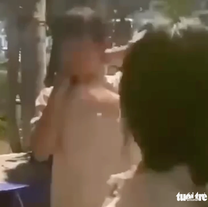 Nữ sinh bị nhóm người đánh, đạp vào mặt, túm tóc kéo lê… quay clip Nữ sinh bị nhóm người đánh, đạp vào mặt, túm tóc kéo lê… quay clip