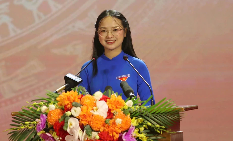 Nữ sinh Hà Tĩnh gây 'sốt' mạng xã hội với bài phát biểu đầy khí chất Nữ sinh Hà Tĩnh gây 'sốt' mạng xã hội với bài phát biểu đầy khí chất