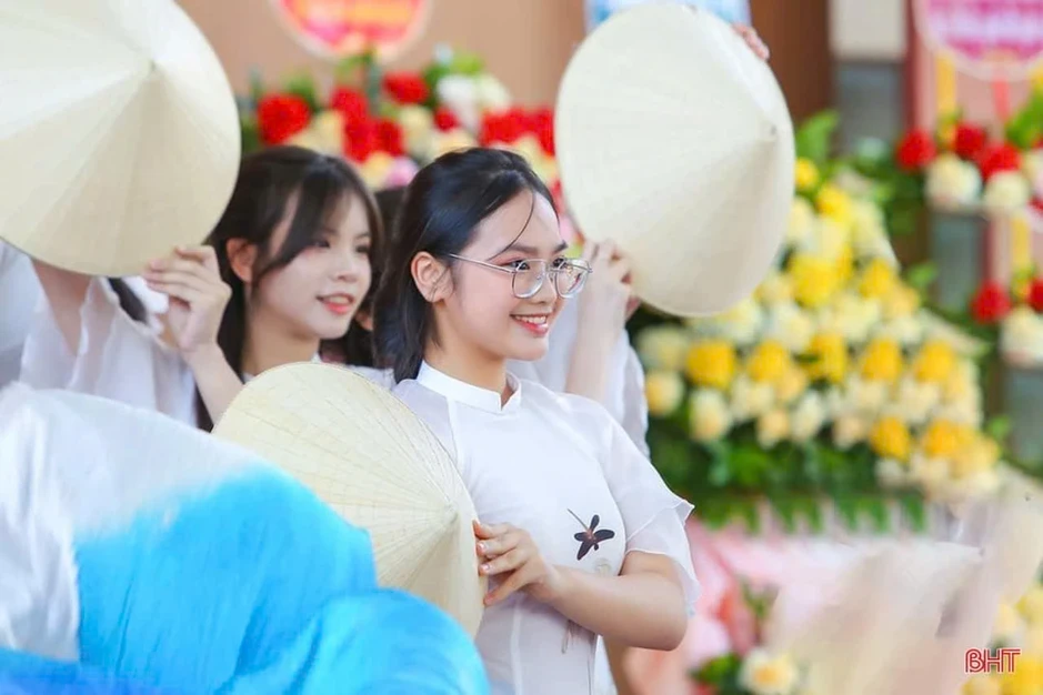 Nữ sinh Hà Tĩnh gây 'sốt' mạng xã hội với bài phát biểu đầy khí chất Nữ sinh Hà Tĩnh gây 'sốt' mạng xã hội với bài phát biểu đầy khí chất
