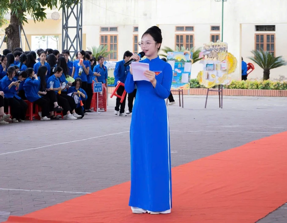 Nữ sinh Hà Tĩnh gây 'sốt' mạng xã hội với bài phát biểu đầy khí chất Nữ sinh Hà Tĩnh gây 'sốt' mạng xã hội với bài phát biểu đầy khí chất