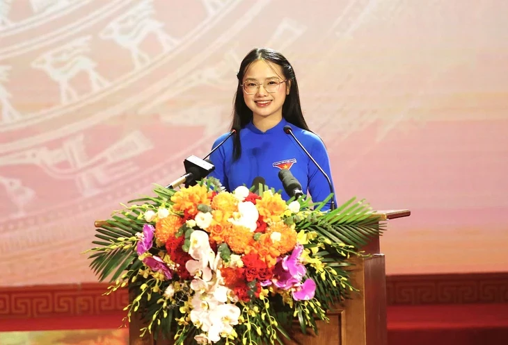 Nữ sinh phát biểu tại lễ kỷ niệm 120 năm Ngày sinh Tổng Bí thư Hà Huy Tập gây ấn tượng Nữ sinh phát biểu tại lễ kỷ niệm 120 năm Ngày sinh Tổng Bí thư Hà Huy Tập gây ấn tượng