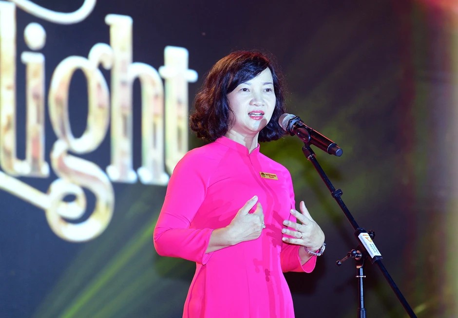 Nữ sinh rạng rỡ trong dạ hội cuối khóa Nữ sinh rạng rỡ trong dạ hội cuối khóa