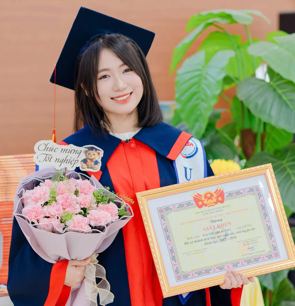 Nữ thủ khoa ‘gây bão mạng’ khi đưa 29 người thân đi dự lễ tốt nghiệp Nữ thủ khoa ‘gây bão mạng’ khi đưa 29 người thân đi dự lễ tốt nghiệp