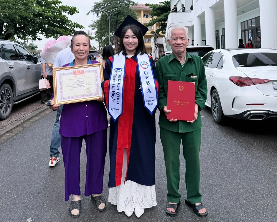Nữ thủ khoa ‘gây bão mạng’ khi đưa 29 người thân đi dự lễ tốt nghiệp Nữ thủ khoa ‘gây bão mạng’ khi đưa 29 người thân đi dự lễ tốt nghiệp