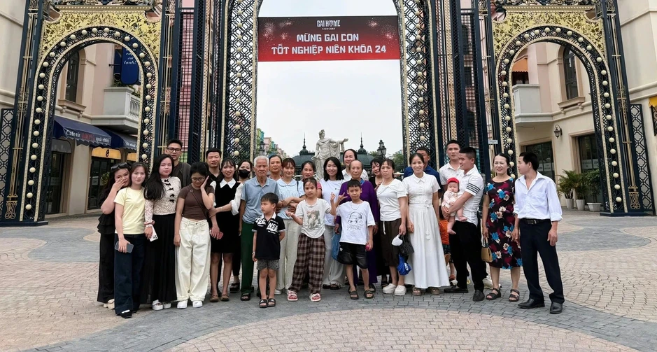 Nữ thủ khoa ‘gây bão mạng’ khi đưa 29 người thân đi dự lễ tốt nghiệp Nữ thủ khoa ‘gây bão mạng’ khi đưa 29 người thân đi dự lễ tốt nghiệp