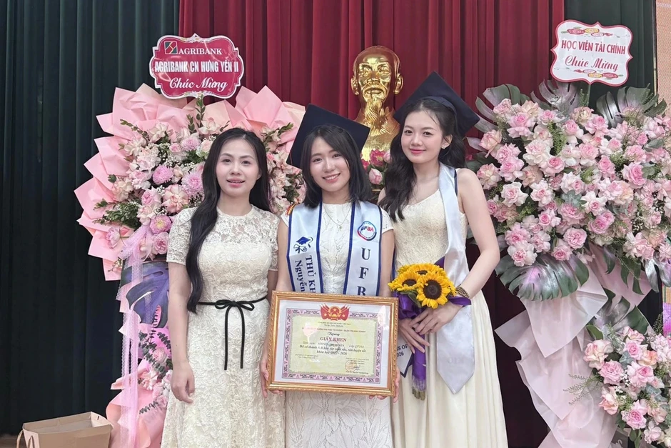 Nữ thủ khoa ‘gây bão mạng’ khi đưa 29 người thân đi dự lễ tốt nghiệp Nữ thủ khoa ‘gây bão mạng’ khi đưa 29 người thân đi dự lễ tốt nghiệp