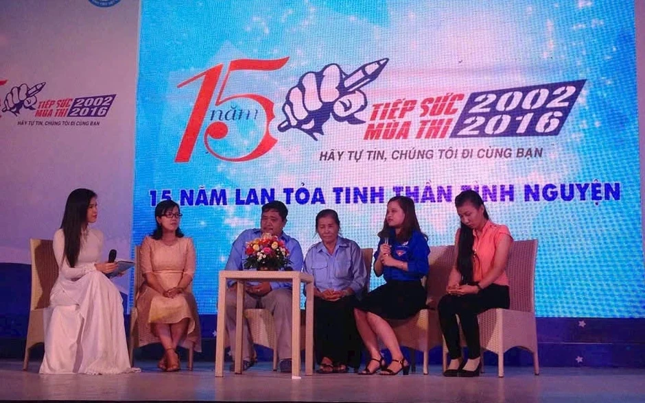 Nữ thủ lĩnh Sinh viên tình nguyện Tiếp sức mùa thi và tình huống hy hữu Nữ thủ lĩnh Sinh viên tình nguyện Tiếp sức mùa thi và tình huống hy hữu