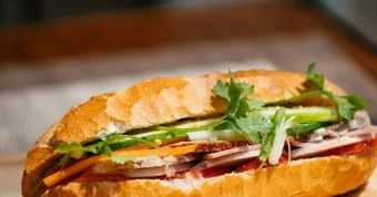 Nữ TikToker chê bánh mì là món ăn của sự 'đói khát' gây phẫn nộ