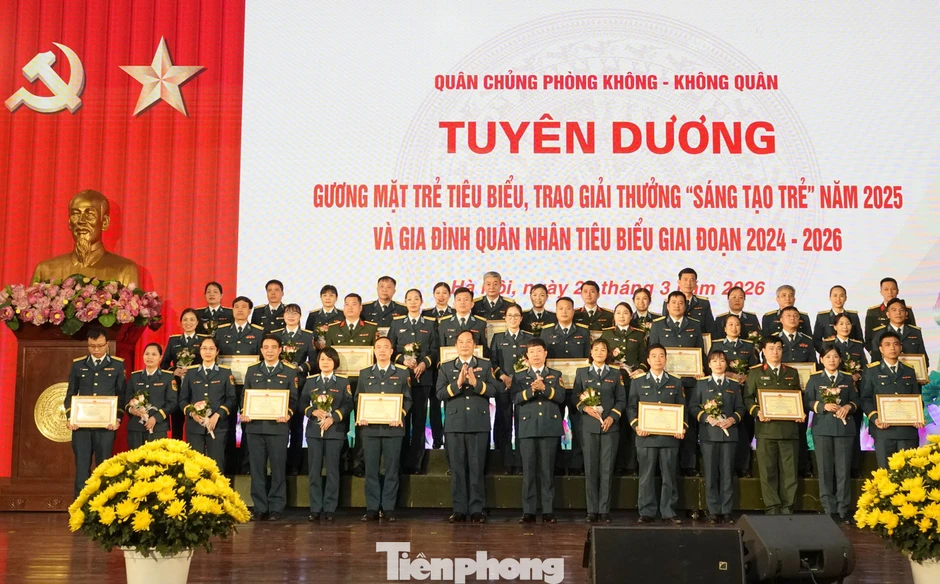 Quân chủng Phòng không - Không quân vinh danh điển hình trẻ và gia đình quân nhân tiêu biểu Quân chủng Phòng không - Không quân vinh danh điển hình trẻ và gia đình quân nhân tiêu biểu