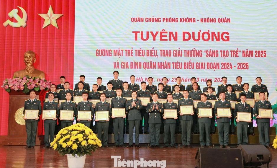 Quân chủng Phòng không - Không quân vinh danh điển hình trẻ và gia đình quân nhân tiêu biểu Quân chủng Phòng không - Không quân vinh danh điển hình trẻ và gia đình quân nhân tiêu biểu